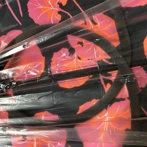 DVF Geranium Leaf 🍃 WeekenderBag 💼 Get AWAY🏃‍♀️in Style! Zip outside pocket - Picture 10 of 17